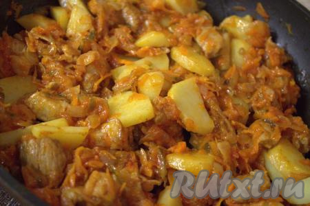 Обжаренную картошку выложить в сковороду к свинине и овощам, перемешать. Если необходимо, посолить и приправить специями по вкусу. Ещё раз перемешать, сковороду накрыть крышкой, уменьшить огонь и тушить азу 10 минут. Выключить огонь и дать блюду настояться под крышкой 10 минут.