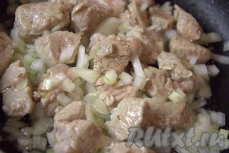 Затем к мясу добавить очищенный и нарезанный на небольшие кубики лук, уменьшить огонь до среднего и обжаривать, помешивая, до прозрачности лука (3-5 минут).
