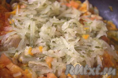 Солёные огурцы натереть на крупной тёрке (или нарезать тонкой соломкой) и выложить в сковороду к мясу, луку, моркови и помидору, перемешать.