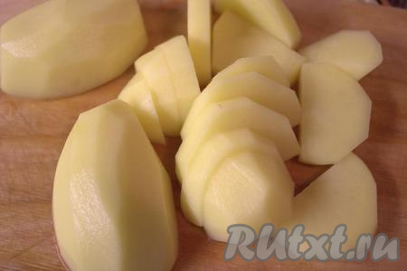 Пока тушатся овощи с мясом, картофель очистить, произвольно нарезать (я нарезала картофель полукружками).
