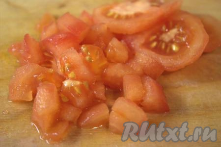 Очистить помидор, для этого на нём нужно сделать крестообразный надрез, поместить его в кипяток на 1-2 минуты, затем снять кожуру. Очищенный помидор нарезать на кубики среднего размера.