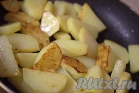 В другой сковороде разогреть сливочное масло, выложить картофель и обжарить до готовности (в течение 15-20 минут), иногда перемешивая, на среднем огне. В конце слегка посолить картошку.