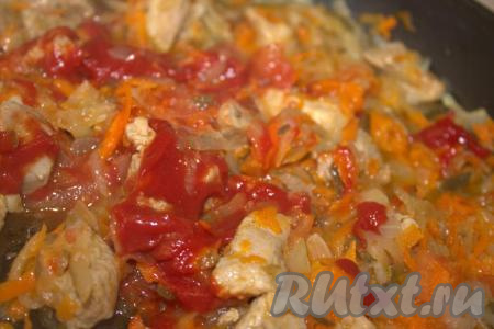 Затем в сковороду к овощам и свинине добавить томатную пасту и влить воду, хорошо перемешать, довести получившийся томатный соус до кипения и тушить мясо на медленном огне под крышкой 7-10 минут.