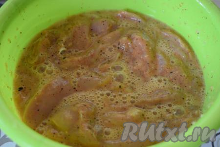 Хорошо перемешиваем, чтобы все кусочки куриного филе были покрыты яйцами.