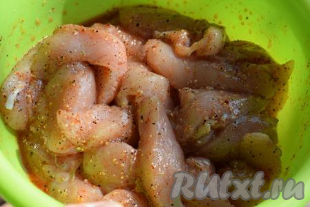 Складываем нарезанное филе в глубокую миску, солим и перчим по вкусу, добавляем сушёный чеснок.