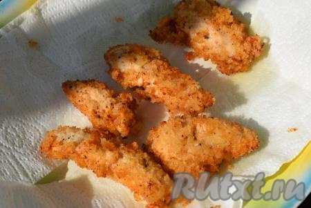 Готовое куриное филе в панировочных сухарях вынимаем при помощи шумовки и выкладываем на бумажные полотенца, чтобы убрать лишнее масло.