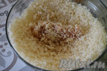 Насыпаем в глубокую миску сухари крупного помола и обваливаем в них кусочки курицы со всех сторон.