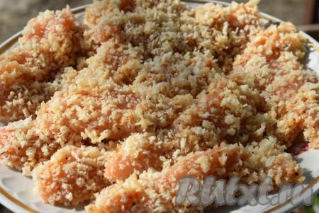 Так панируем все кусочки филе.