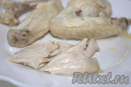 Из супа вынуть кусочки курицы, отделить мясо от костей и вернуть в кастрюлю.