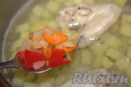 Когда картошка будет почти готова, выложить в кастрюлю обжаренные овощи, перемешать.