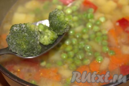 Капусту брокколи хорошо промыть, разобрать на мелкие соцветия. Добавить брокколи в кастрюлю с куриным супом. Я готовила с замороженной брокколи и предварительно её не размораживала. Дать супу закипеть, огонь уменьшить до минимума, посолить и приправить блюдо специями по вкусу, перемешать. Накрыть кастрюлю крышкой и варить 10-15 минут.