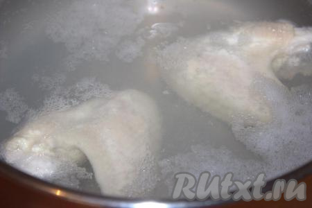 Кусочки курицы (я варила суп из куриных крылышек) хорошо вымыть, поместить в кастрюлю, залить 3 литрами холодной воды и поставить на огонь. После закипания бульона уменьшить огонь, снять пену, немного посолить и продолжить варить в течение 20 минут.