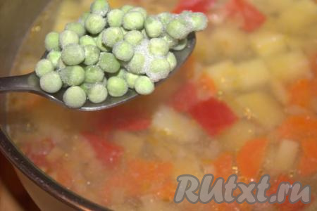 Зелёный горошек, не размораживая, добавить в кастрюлю (если вы готовите суп с консервированным горошком, тогда предварительно необходимо будет слить из банки жидкость).