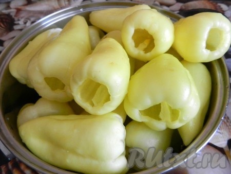 Промыть перцы, убирая семечки.