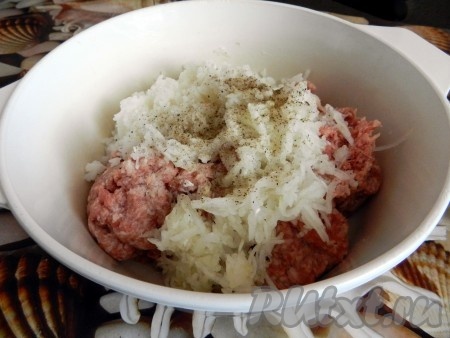 Мясо (у меня - свинина и говядина) промыть водой, обсушить, пропустить через мясорубку. Получившийся мясной фарш выложить в глубокую миску, добавить остывший варёный рис, мелко нарезанную (или пропущенную через мясорубку) луковицу, посолить, поперчить, влить 2-3 столовых ложки холодной воды. Тщательно вымесить фарш, он должен получиться однородным и мягким.