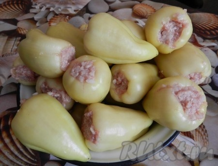 Заполнить фаршем из мяса и риса подготовленные болгарские перцы.
