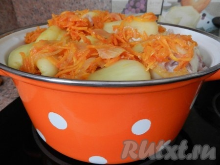 Уменьшить огонь до минимума, накрыть крышкой и тушить фаршированные перцы с овощами 40-50 минут (до готовности перца).