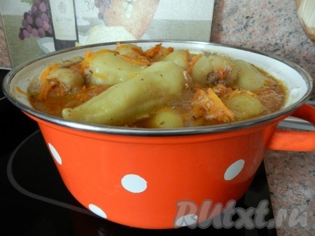 В процессе тушения ложкой аккуратно перемешивать соус, чтобы овощи распределились равномерно. Если необходимо, можно заправку немного подсолить.