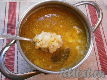 Выложить обжаренные овощи в кастрюлю с уже готовым картофелем и красной чечевицей, добавить специи, лавровый лист и измельчённый чеснок. На этом этапе можно добавить варёные кусочки курочки, отложенные ранее. Дать куриному супу закипеть, уменьшить огонь, проварить ещё минут 5-7 и можно выключать огонь.