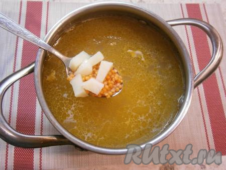 В кипящий куриный бульон добавить картофель и, если нужно,&nbsp;посолить, после закипания уменьшить огонь до минимума. Варить картошку 10 минут, после чего&nbsp;всыпать в кастрюлю красную чечевицу и варить суп ещё 15 минут.