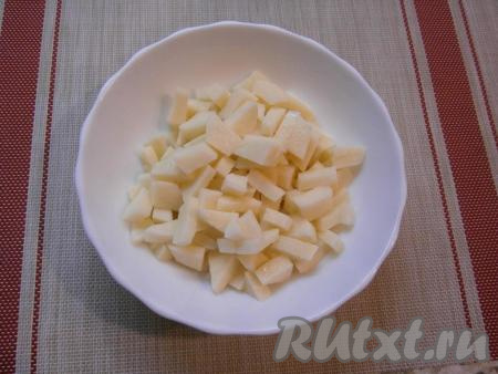 Картофель очистить и нарезать небольшими кусочками.