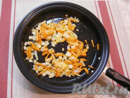 Овощи в сковороде обжарить на среднем огне около 5 минут, периодически помешивая.