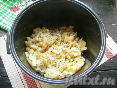 Закрыть крышку мультиварки, через 20 минут готовки к картошке добавить лук, нарезанный произвольными кусочками, посолить и поперчить.