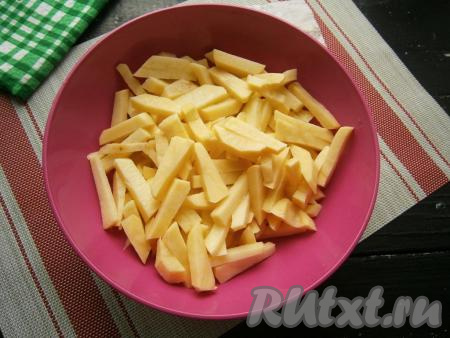 Картофель очистить, нарезать брусочками.