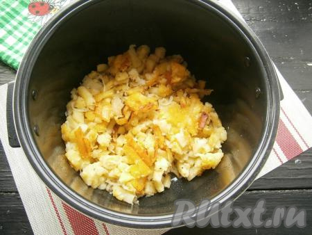 Картофель с луком перемешать, снова закрыть крышку мультиварки и готовить до окончания программы (ещё 20 минут). Готовую жареную картошку перемешать и можно подавать к столу.