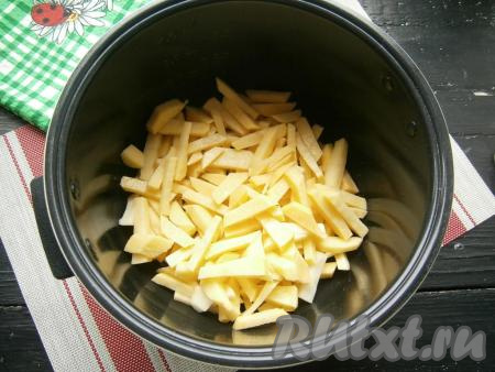 Растительное масло влить в чашу мультиварки, добавить сливочное масло, выставить режим "Выпечка" на 40 минут, выложить картофель.