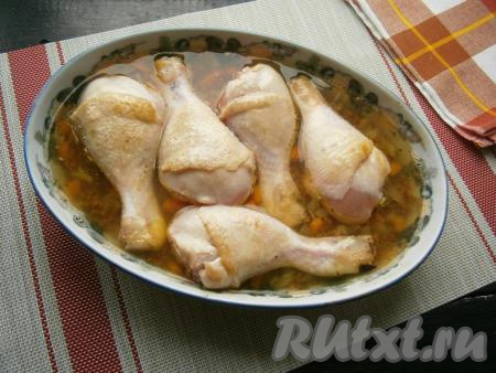 Поверх гречки выложить куриные голени, влить горячий бульон (или воду), подсоленный по вкусу.