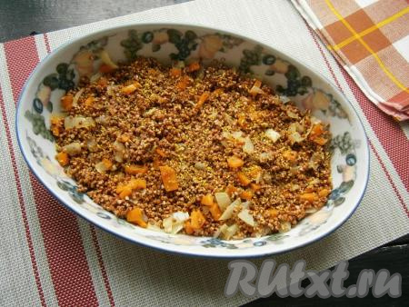 Добавить в гречневую крупу обжаренные овощи, мелко нарезанный чеснок, соль и специи, перемешать.