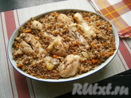 Форму с гречкой и куриными голенями накрыть фольгой, поставить в разогретую до 180 градусов духовку на 1 час, после чего фольгу снять и снова вернуть блюдо в духовку ещё минут на 10. В процессе готовки, возможно, нужно будет подлить немного бульона (или воды) в гречку.