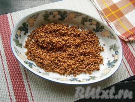 Гречку промыть несколько раз, выложить её в подходящую форму для запекания (размер моей формы, примерно, 28х20 см).