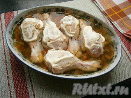 Голени не будут полностью покрыты жидкостью, их сверху поперчить и смазать майонезом (или сметаной).