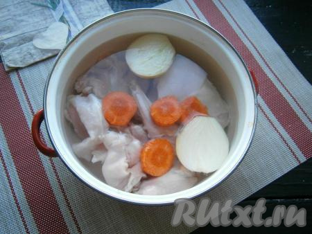 Сверху поместить очищенную и разрезанную пополам луковицу, нарезанную толстыми кружочками морковь.