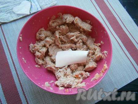 Измельчить кроличье мясо с луком и морковью погружным блендером на низкой скорости, после чего добавить соль по вкусу и  размягчённое сливочное масло.