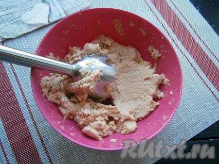 Далее мясо с маслом измельчить погружным блендером на высокой скорости до состояния паштета.