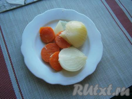 Поставить кастрюлю на огонь, довести содержимое до кипения. Убрать пену, воду посолить по вкусу. Огонь уменьшить до минимума, прикрыть кастрюлю крышкой и варить кролика около 1-1,5 часов. Если кролик молоденький - через час он будет готов. Через 20 минут от начала кипения, морковь и лук достать из кастрюли.