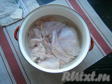 Поместить кусочки кролика в кастрюлю, полностью залить мясо холодной водой.