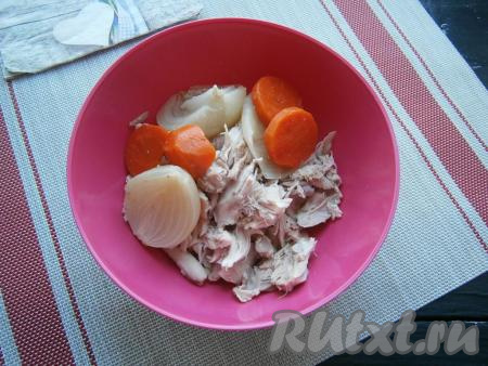 Отделить мясо от костей, поместить в миску, добавить отваренные лук и морковь.