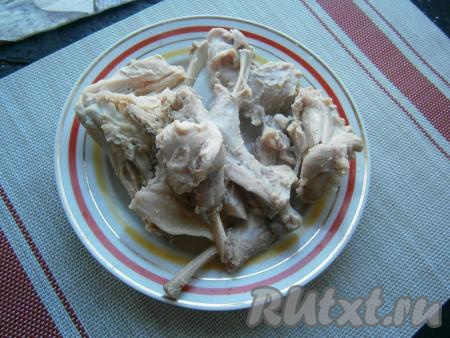 Когда мясо сварится, вынуть его из бульона и остудить.