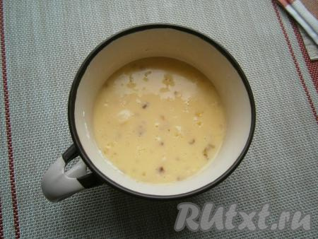 Полученную смесь вылить в смазанную маслом чашку.