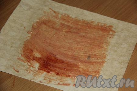 Лаваш разрезать на 10 квадратов. Соединить кетчуп и майонез, перемешать. Каждый квадрат из лаваша смазать соусом из кетчупа и майонеза, оставляя края квадратов чистыми.