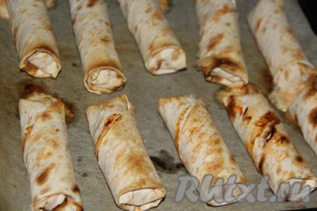 Запекать минут 15 при температуре 200 градусов (до золотистого цвета).