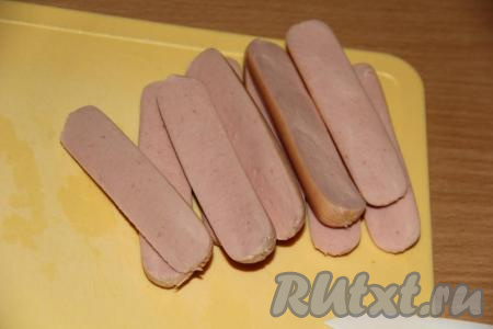 Сосиски можно взять любые. Очистить сосиски от слюды и разрезать на две части в длину.