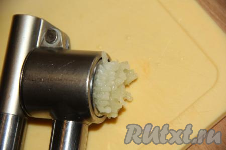 Пропустить через пресс очищенный чеснок.