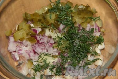 Зелень, чеснок и огурцы добавить к селёдке и луку.