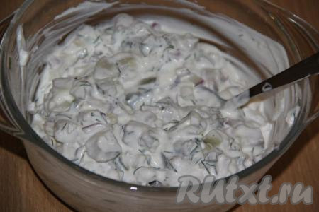 Тщательно перемешать соус из селёдки, огурцов и лук. Соль я не добавляла. Соус, приготовленный для запечённой картошки, получится в меру густым.