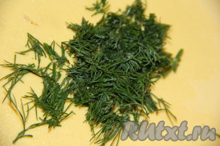 Вымыть, обсушить и мелко нарезать зелень.